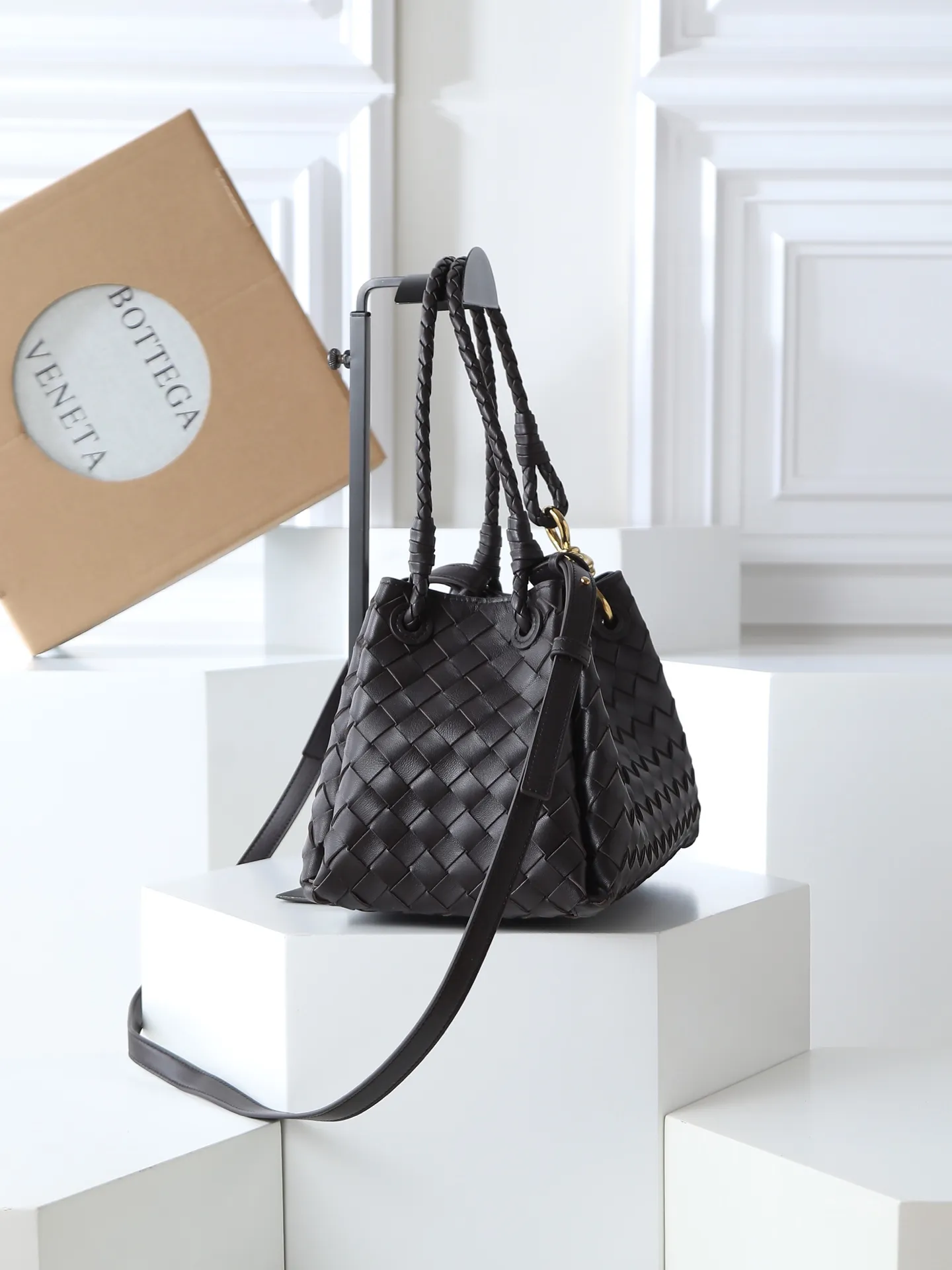 1300. BV's new intrecciato woven leather shoulder bag 🪂 835921 comes with a detachable diagonal shoulder strap and comes with a mini bag inside. The appearance retains the unique design of BV woven leather. The parachute bag is a bag that makes people fall in love before seeing the real thing. The small golden knot embellishment is full of simple and high-end sense to meet your needs in different occasions. Size: 29.5X18.5X17.5cm